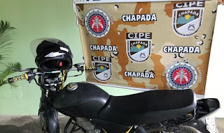 Dinheiro, armas, drogas e moto são apreendidos