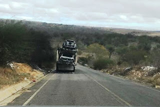 Caminhão cegonha pega fogo