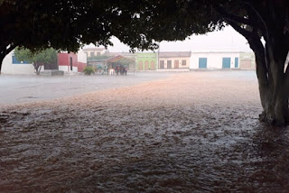 Chove torrencialmente