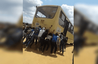  Alunos empurrando Ônibus Escolar