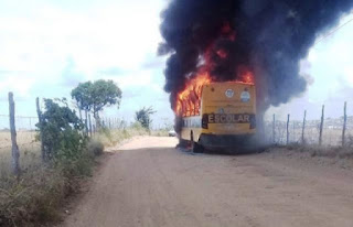 Micro-ônibus escolar pega fogo