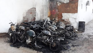 Motocicletas destruídos por incêndio