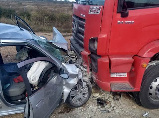 Motorista cochila e bate em caminhão