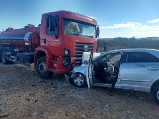 Motorista cochila e bate em caminhão