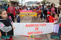 Escolinha Colibri realiza desfile