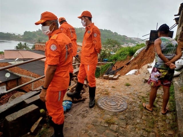 Bombeiros do 5°GBM visitam áreas de risco, em Ilhéus