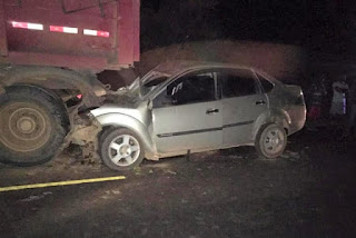 Carro bate no fundo de carreta e motorista fica ferido em Boninal