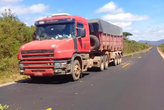 Carro bate no fundo de carreta e motorista fica ferido em Boninal