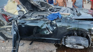 Carro capota e duas pessoas ficam feridas em Ruy Barbosa