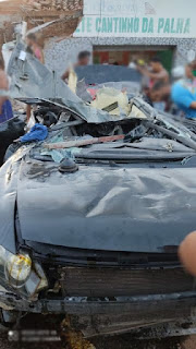 Carro capota e duas pessoas ficam feridas em Ruy Barbosa