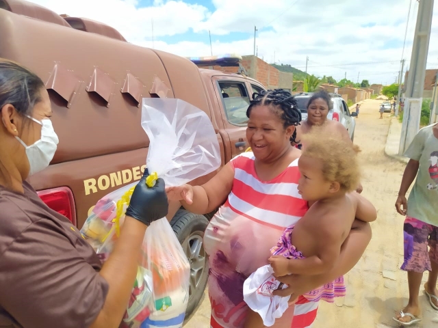 Famílias da Chapada Diamantina recebem cestas básicas da PM