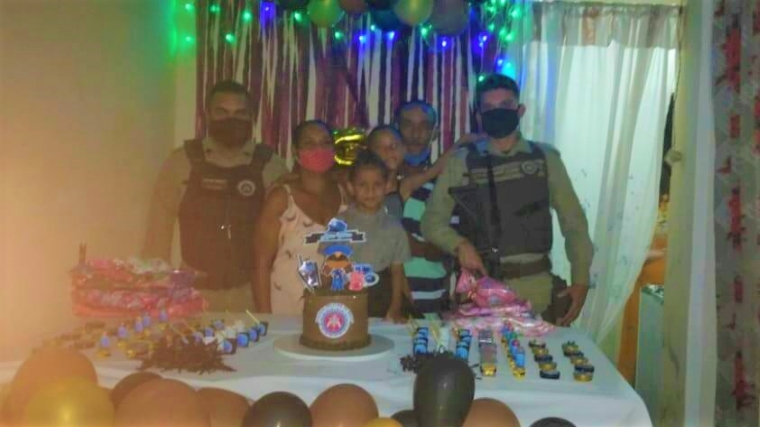 Menina comemora aniversário com homenagem a policiais