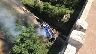 Ônibus cai de viaduto na BR-381, em João Monlevade