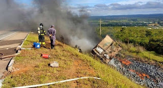 Carreta sai de pista, cai em barranco e pega fogo em Vitória da Conquista