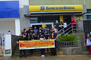 Bancários de Vitória da Conquista protestam contra o fechamento de agências e demissões