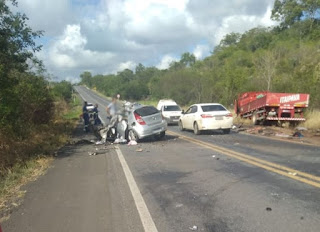 Motorista de carro morre após bater de frente com caminhão na BR-242