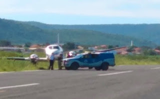Avião com doses da vacina da Covid-19 bate em jumento no aeródromo de Ibotirama