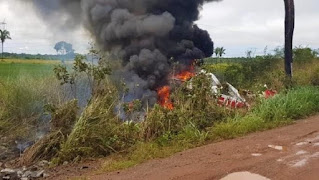 Avião com 4 passageiros cai e explode em fazenda, dois morrem queimados