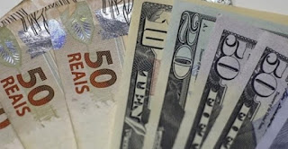 Bolsa cai, e dólar bate R$ 5,70 após governo elevar imposto de bancos
