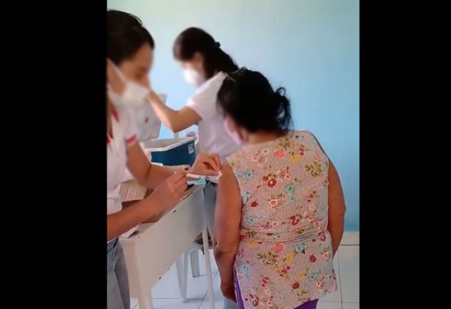 Vídeo flagra funcionária da Saúde injetando agulha sem aplicar vacina em idosa; servidora foi afastada