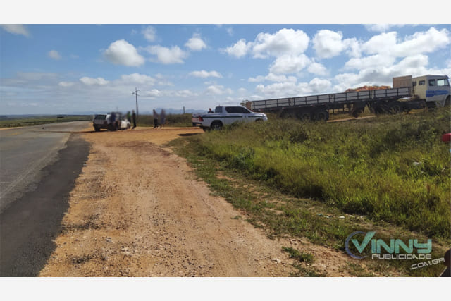 Acidente entre carro e carreta deixa três feridos na BA-142, em Ibicoara