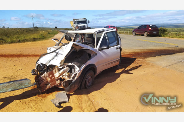 Acidente entre carro e carreta deixa três feridos na BA-142, em Ibicoara