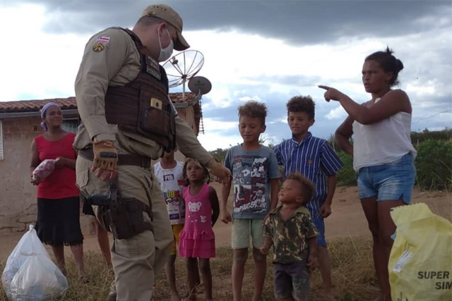 Policiais doam cestas básicas para famílias vulneráveis na Chapada Diamantina