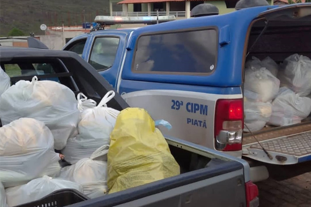 Policiais doam cestas básicas para famílias vulneráveis na Chapada Diamantina