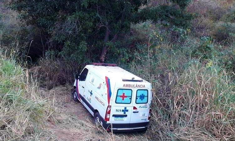 Ambulância sai da pista e bate em árvore na Chapada Diamantina