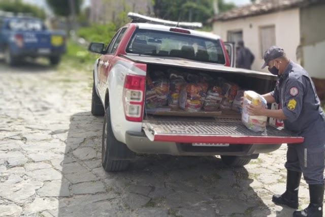 Corpo de Bombeiros entrega mais de 150 cestas básicas no Oeste da Bahia