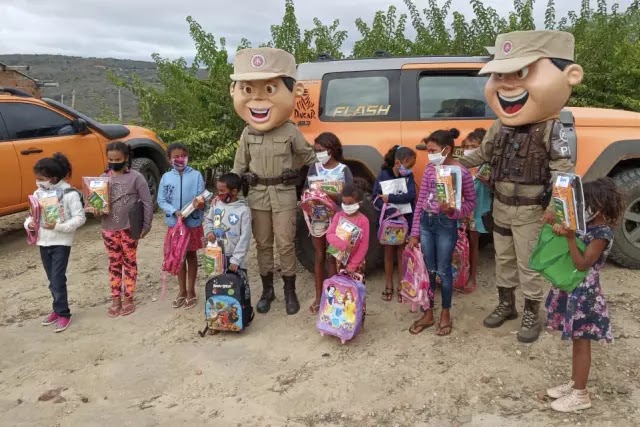 Patrulha Solidária distribui brinquedos, doces e material escolar no Sudoeste da Bahia