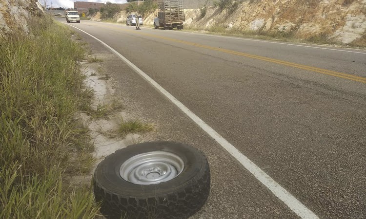 Roda de picape se solta e atinge casal de motociclistas na Chapada Diamantina