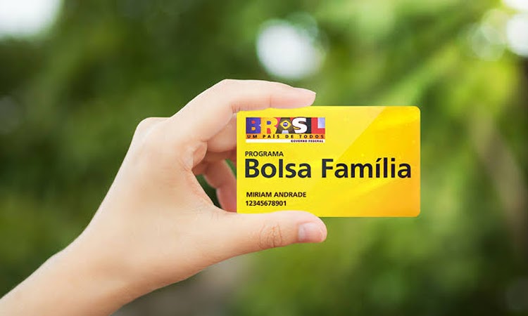 Bolsonaro anuncia aumento do Bolsa Família para R$ 300