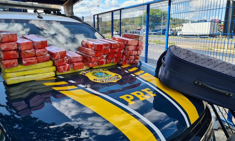 PRF flagra passageira de ônibus com 35 quilos de maconha no Sudoeste da Bahia