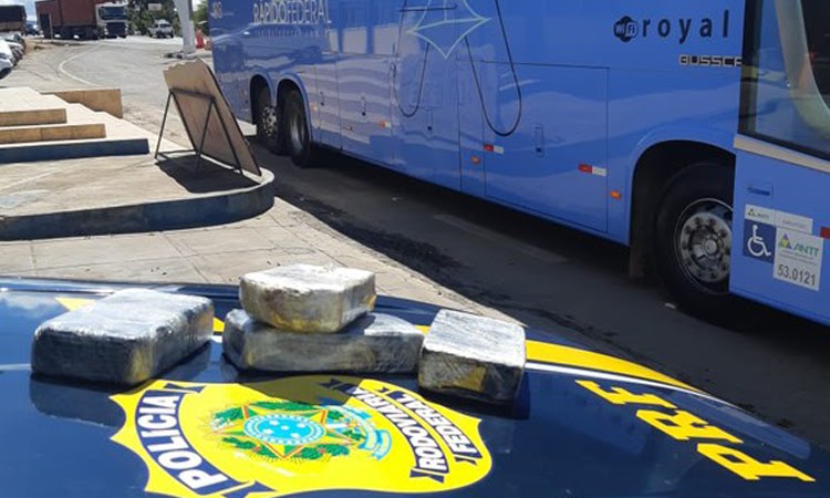 PRF prende passageiro de ônibus que transportava cocaína dentro de bagagem na Chapada Diamantina