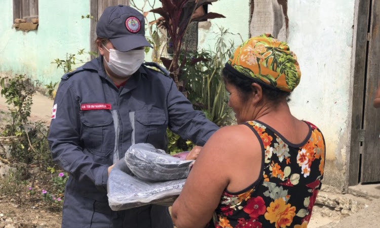 Polícia Militar entrega cobertores às famílias carentes em Jequié