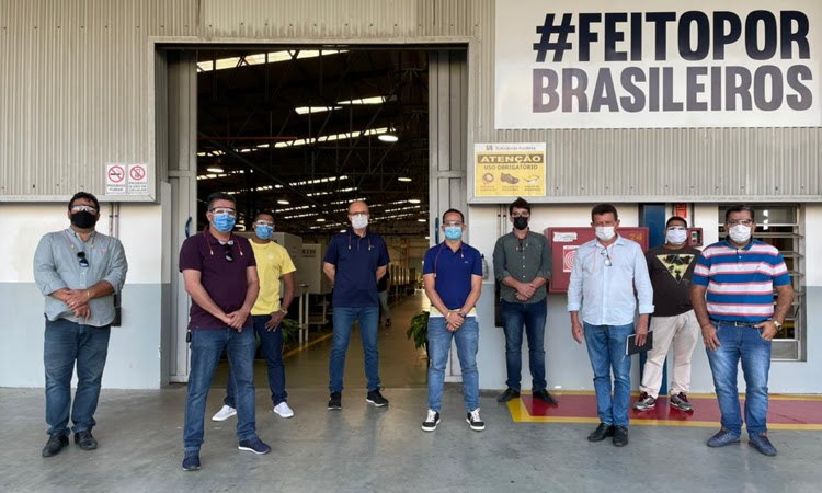 Prefeito de Ituaçu Phellipe Brito visita fábrica de calçados em Itapetinga