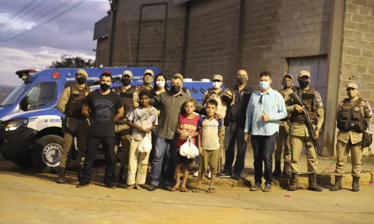 Polícia Militar doa cobertores e cestas básicas em Vitória da Conquista