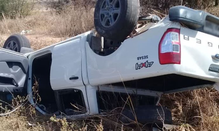 Veículo da Sesab capota e deixa quatro pessoas feridas na BR-030 em Guanambi