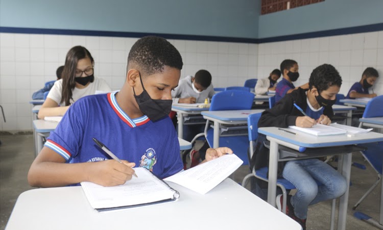 Escolas estaduais iniciam aulas semipresenciais para estudantes do Ensino Fundamental