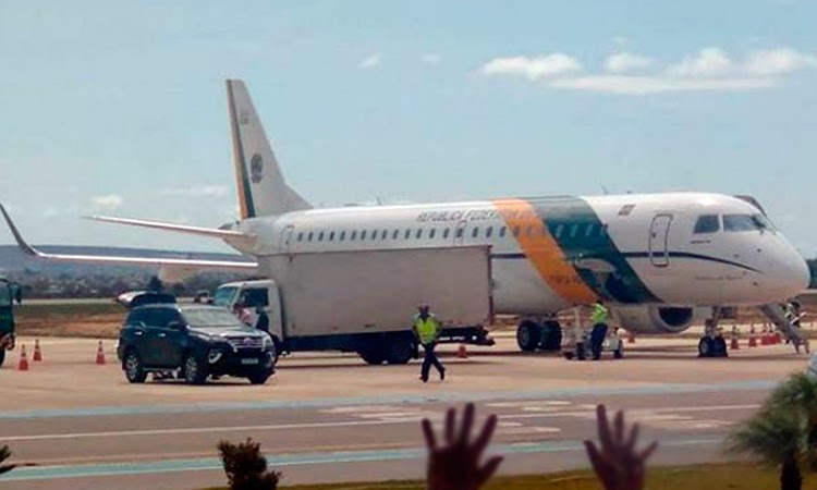 Avião de Jair Bolsonaro chega a Vitória da Conquista
