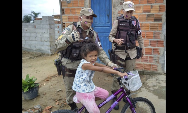 Polícia Militar entrega bicicleta para criança na Chapada Diamantina