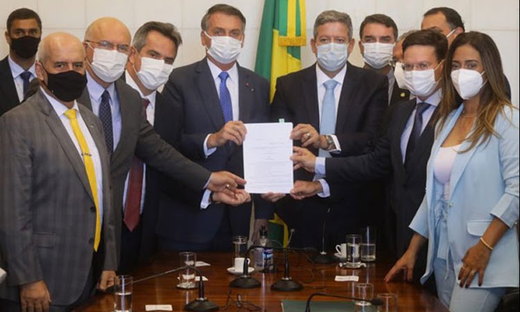 Bolsonaro entrega a Lira a MP que cria o Auxílio Brasil, em substituição ao Bolsa Família