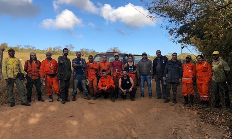 Brigadistas voluntários combatem focos de incêndio na Serra das Araras em Ituaçu