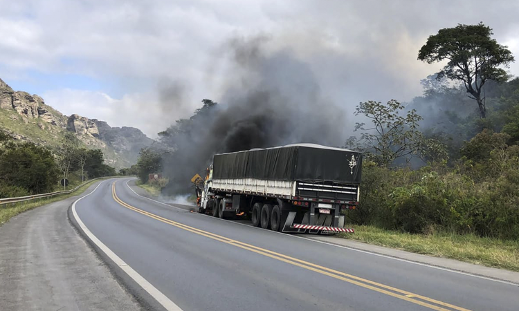 Vídeo: Carreta pega fogo às margens da BR-242 na Chapada Diamantina