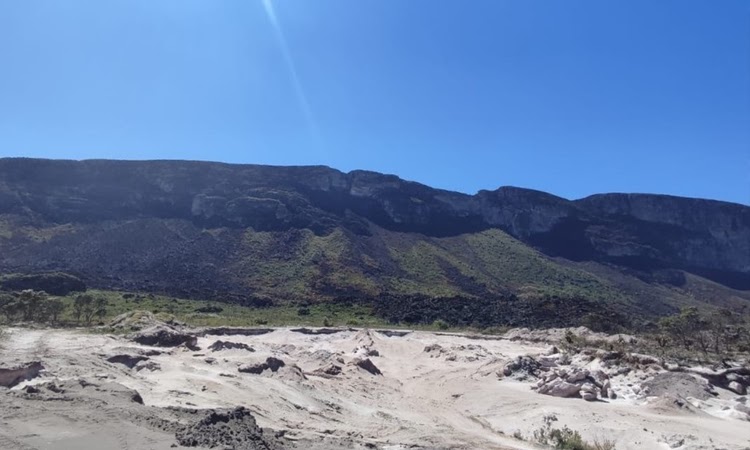 Focos de incêndio são controlados em área de vegetação na Chapada Diamantina