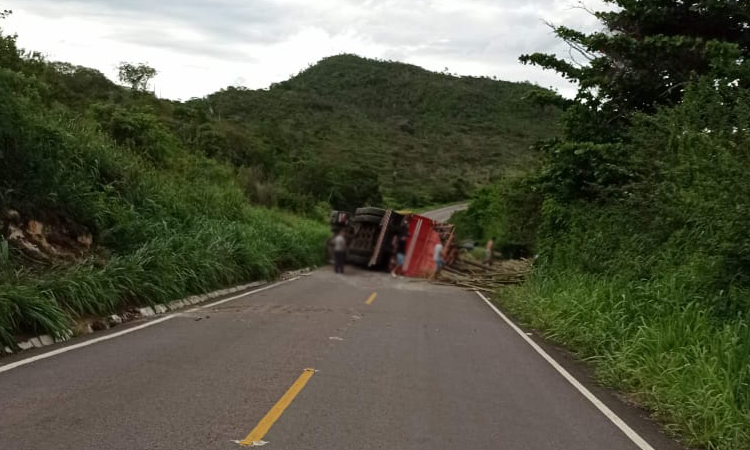 Motorista fica ferido após caminhão tombar na BA-142, entre Ituaçu e Barra da Estiva