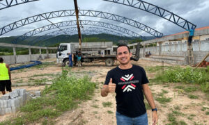 Prefeito Phellipe Brito vistoria obra de ginásio de esportes na zona rural de Ituaçu