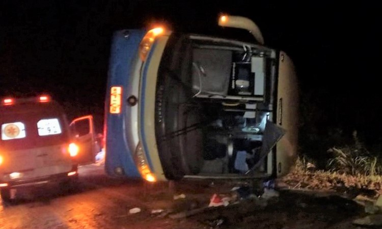 Ônibus que saiu de Vitória da Conquista tomba; criança morre e 19 passageiros ficam feridos