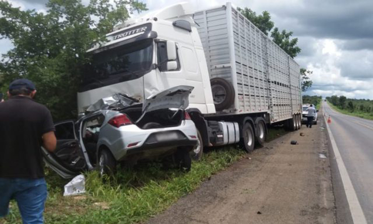 #Bahia: Acidente entre carro e caminhão deixa uma pessoa morta na BR-242